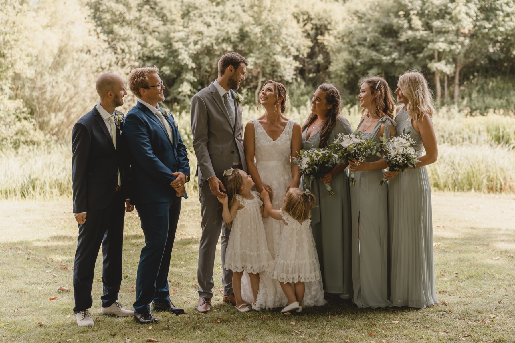 First look mellan brudpar i romantisk miljö