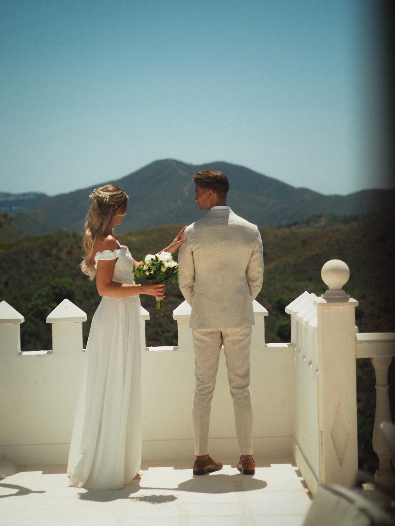 Eric och Linnea vid utsikten på sitt bröllop i Málaga