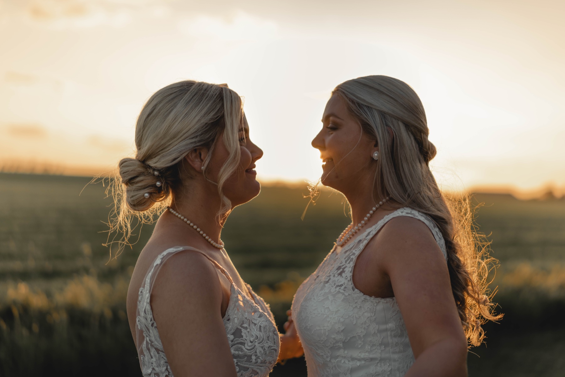 Två brudar ansikte mot ansikte i golden hour
