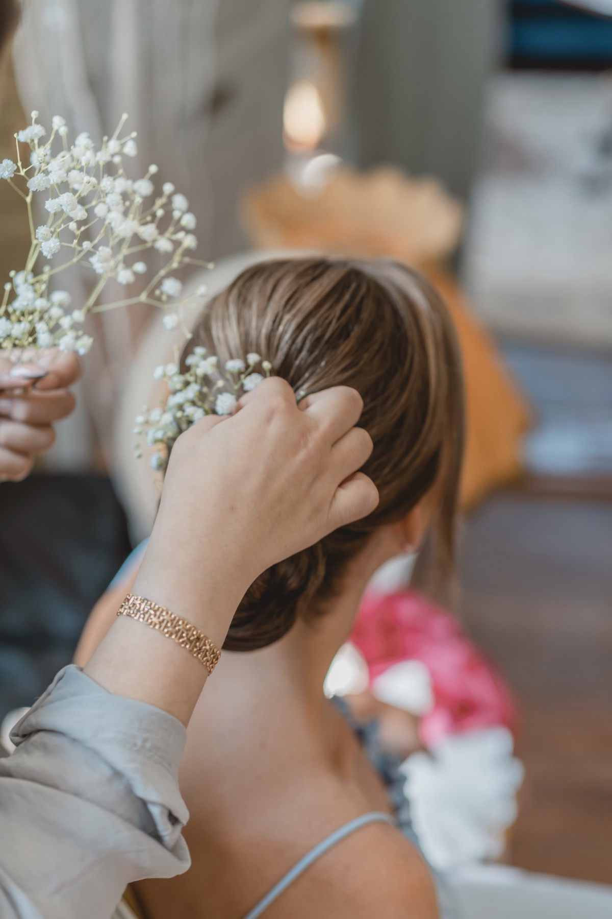 Bröllopsförberedelser med blommor i håret