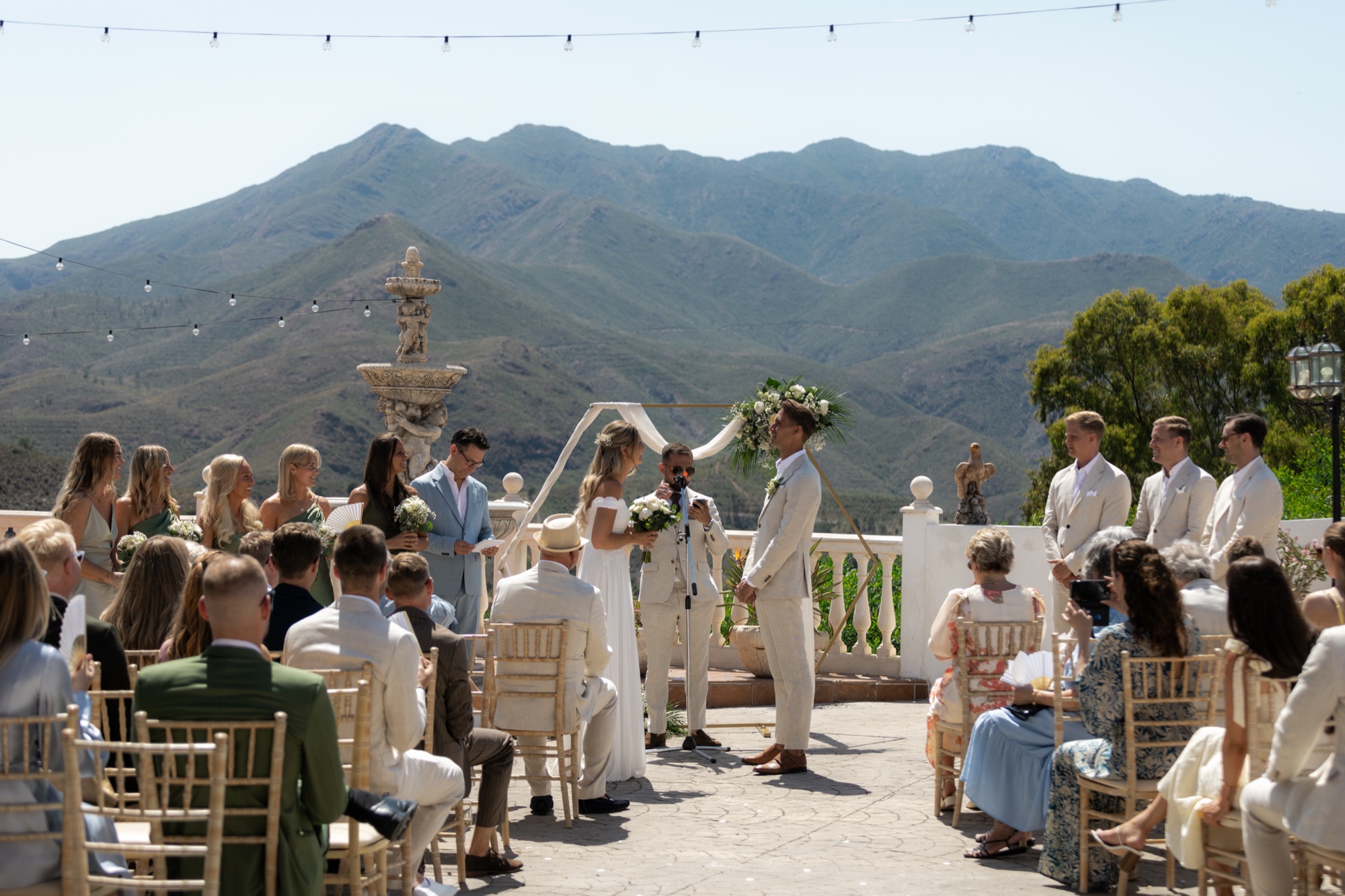 Vigsel utomhus med bergen i Málaga bakom, ett destination wedding i Spanien