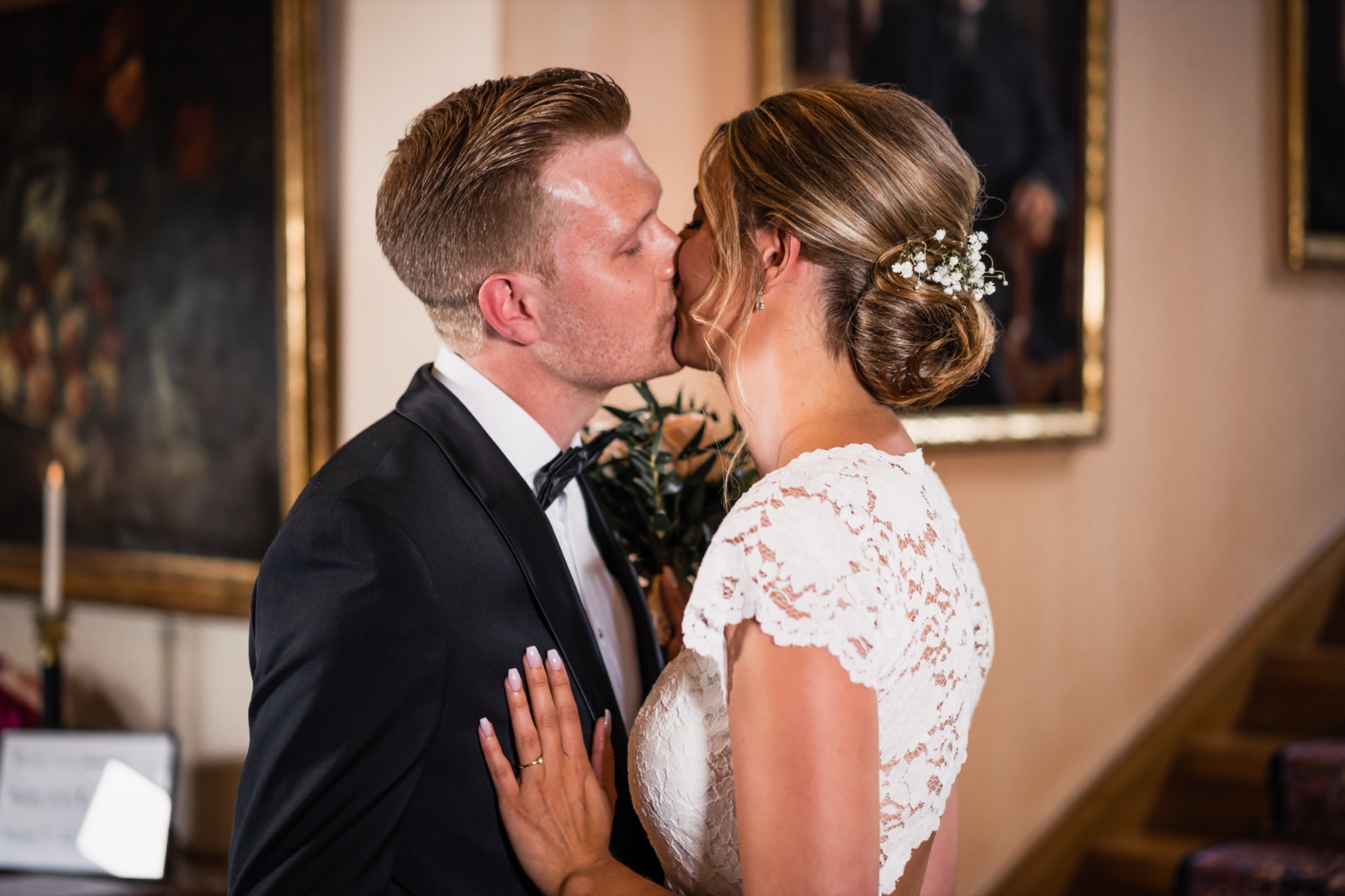 Brudpar som kysser varandra på ett slott